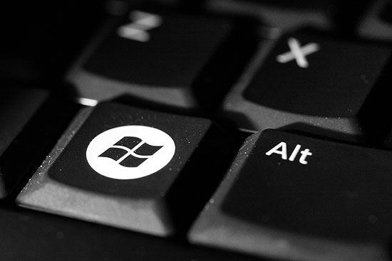 Close up van een toetsenbord met windows icoon als illustratie bij ene fotoblog met gedicht over een laptop.