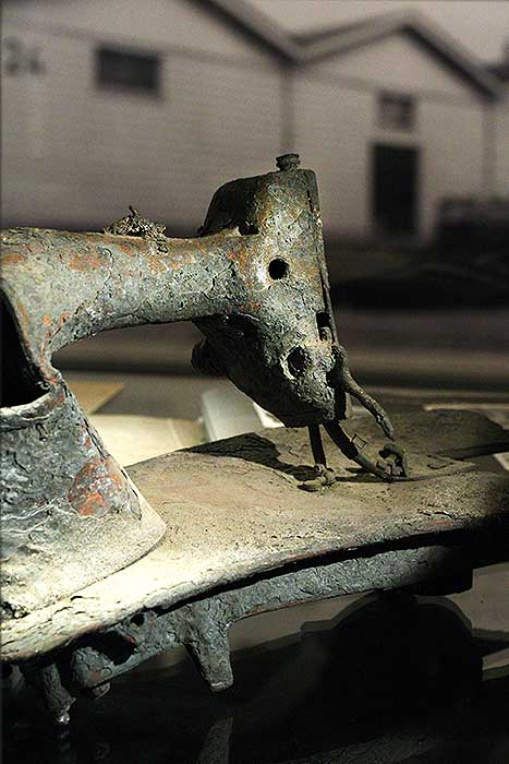 Kromgetrokken en gesmolten naaimachine gevonden na bombardement Rotterdam