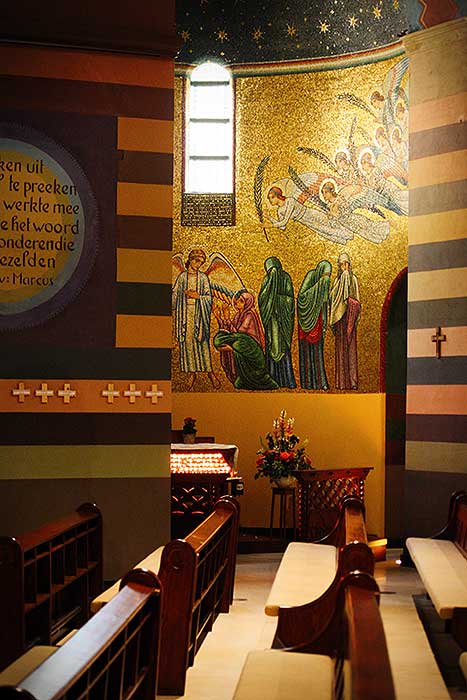 Cenakelkerk Heilig Landstichting is een prachtige kerk met fantastisch geschilderde muren.